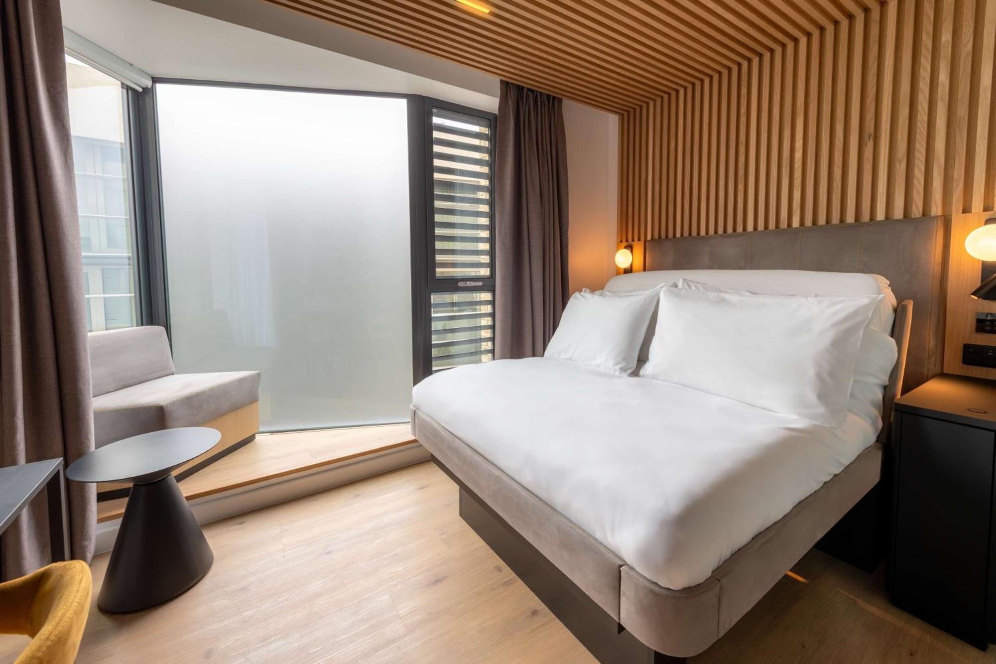 Queen Room,1636110715:JPEG